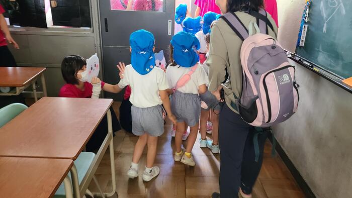 9月1日（金）真田山幼稚園と味原幼稚園の園児が縁日企画に来てくれました。③1年D組