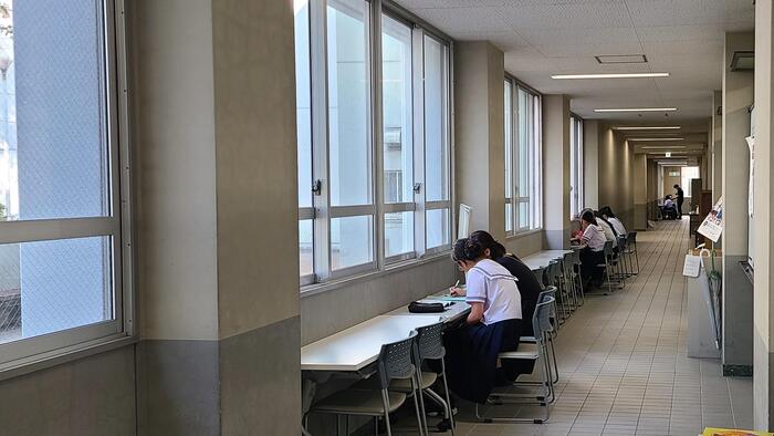 9月27日(水)中間考査まで1週間を切りました~職員室前は質問をする生徒がいっぱい~