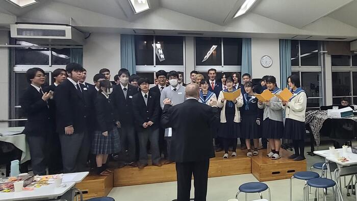 1月19日(金)オーストラリア国立少年合唱団の日本ツアーメンバーが清水谷高校に来訪し、合唱部の生徒たちと歌やゲームで交流をしました。③