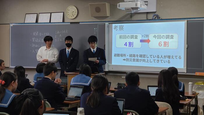 1月21日(火)1年生は6限と7限の時間に1人1台端末と電子黒板を使って探究の発表をしています。