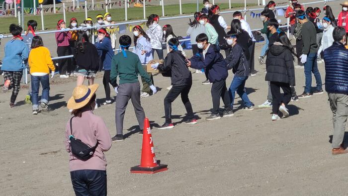 10月26日（水）アグリンピックのA、B、C、組は、バター作りレースの次に、ジャガイモ運びレースです。