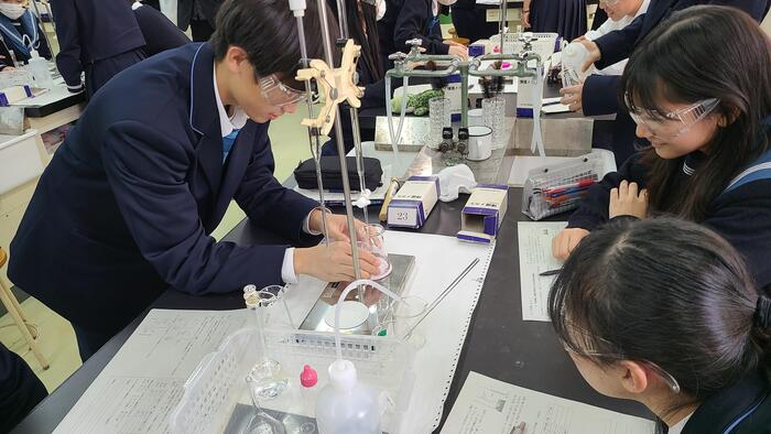 11月22日（金）3限に2年生の化学の授業を見ました。