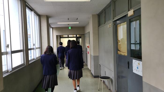 11月16日（木）午前中に大阪市平野区の中学校から7名が学校見学に来ました。