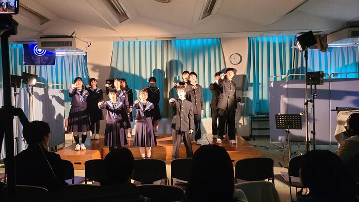 11月17日(金)2限は2年生の音楽でミュージカル「アナと雪の女王」発表の授業を見学しました。A組