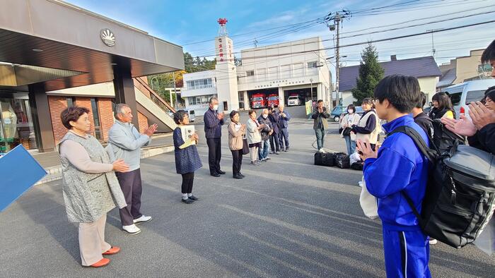 10月24日(火)HR合宿 続いて愛別町でファームステイするF組の3つの班とG組の1班が、愛別町役場で今日お世話になる家庭に迎えに来ていただきました。