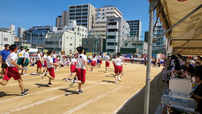 6月9日(木)準備体操のあと、団長エールがあり、競技が始まりました。