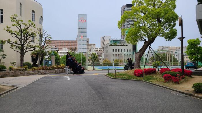 4月18日(火)2、3年生が中庭と済美館横でクラス写真を撮っています。
