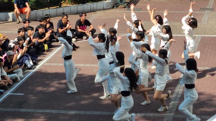 9月7日（土）文化祭2日め、中庭部門の有終の美を飾るダンス部のパフォーマンスが行われていました。