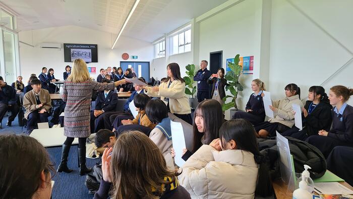 8月2日(金)Mount Albert Grammar Schoolの修了証が手渡されました。
