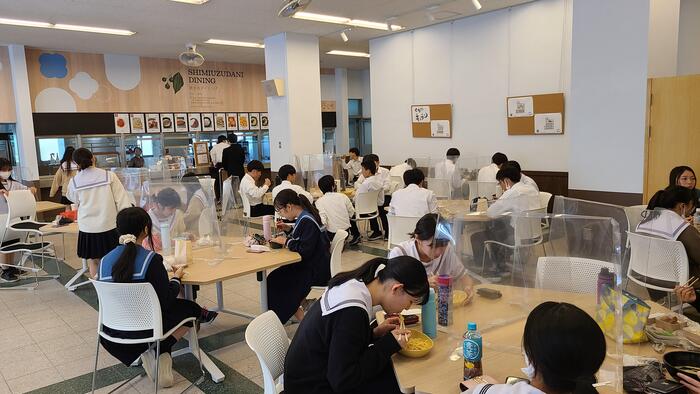 10月11日(火)リニューアルした食堂の運営業者さんも今日から交代し、新たなメニューに生徒が並んでいます。