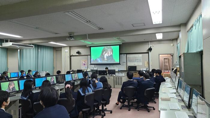 2月15日（木）LAN教室では1年生が作成した動画を発表していました。