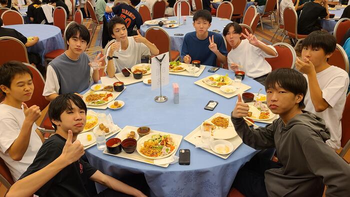 10月28日（月）78期生HR合宿で、サザンビーチホテルの夕食をお腹いっぱい食べています。