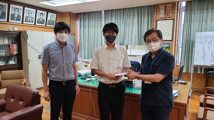 9月6日（火）「第2回国際声楽コンクール東京」第1兵庫大会准本選で入賞し、西日本准本選に出場する合唱部の3年生男子生徒を激励