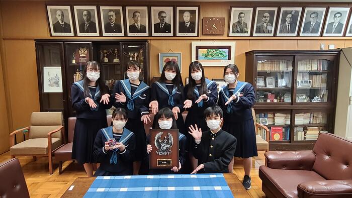 5月16日(火)競技かるた部の生徒8人が大阪大会準優勝の盾を持って校長室に来てくれました。