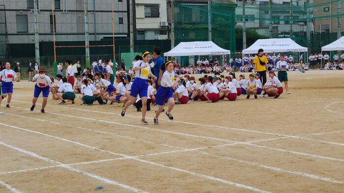 6月8日（木）女子600mリレー、男子1000mリレーが追いつ、追われつで、大声援が送られています。