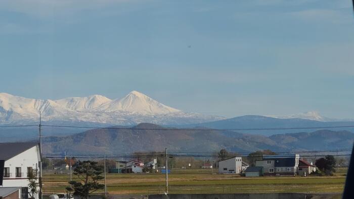 10月24日（火）HR合宿1日め 旭川に入りました。バスの窓から見える大雪山系は、雪に覆われて真白です。