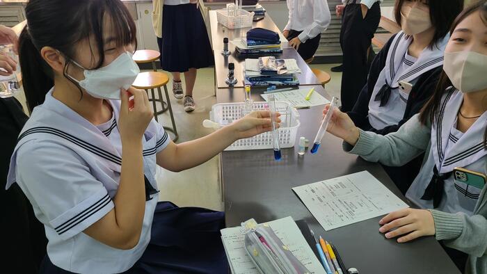 10月17日(火)2限には3年生の化学で実験を含めた授業を見学しました。