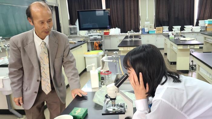 5月8日(水)生物基礎の授業で出たイシクラゲ(シアノバクテリア)を昼休みに見に行きました。