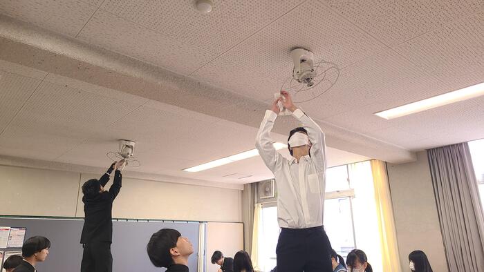 12月24日（火）終業式終了後、各教室で大掃除をしていました。