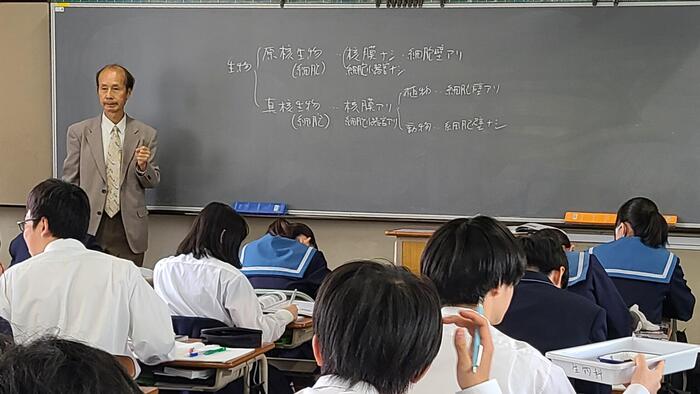 5月8日(水)3限に1年生の生物基礎の授業を見学しました。