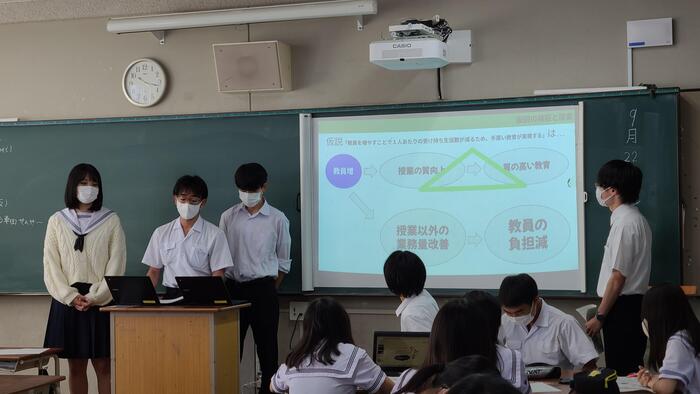 9月22日(木)2年生の「総合的な探究の時間」の発表を見に行きました。