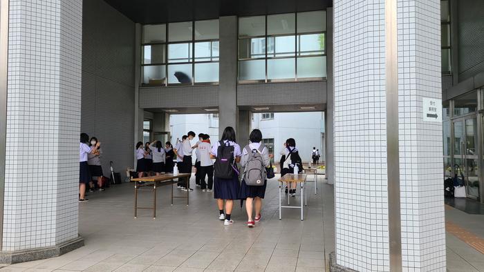 6月6日（月）雨模様の朝、ピロティの下では体育祭のダンスの振り付け練習