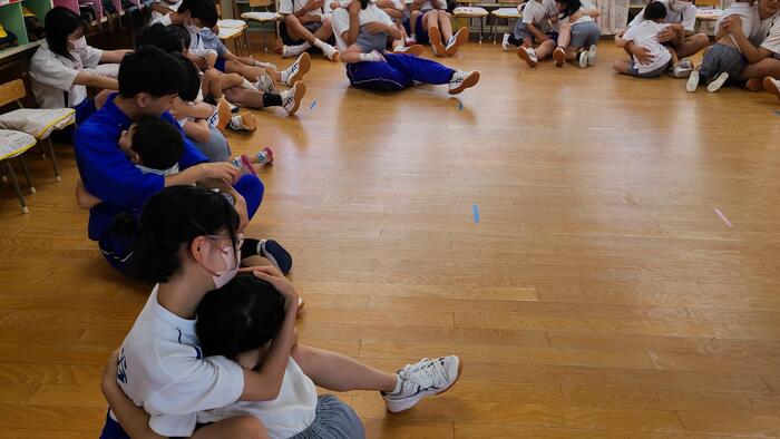 6月16日(金)3、4限に、2年生が家庭科で、大阪市立真田山幼稚園を訪問し、実習をしました。