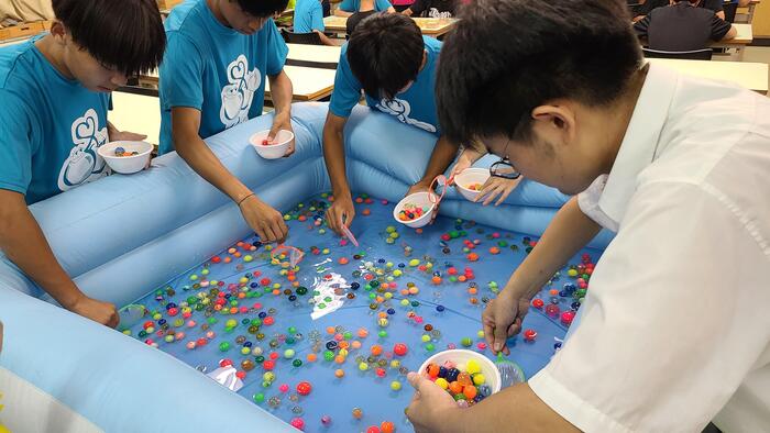 9月1日（金）ESSクラブは4階地学講義室の半分でスーパーボールすくい
