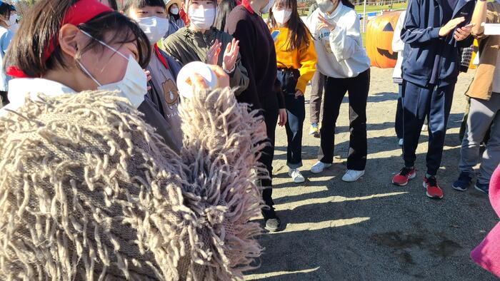 10月26日(水)アグリンピックのA、B、C組の最初の競技はバター作りレースです。