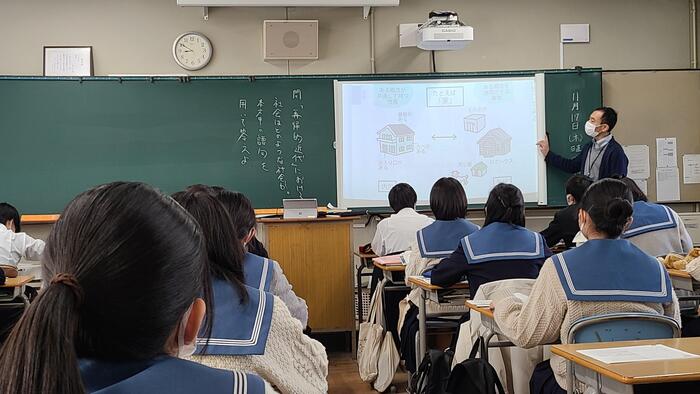 11月17日(木)1限に3年生の国語現代文、5限に2年生の保健の授業を見学しました。