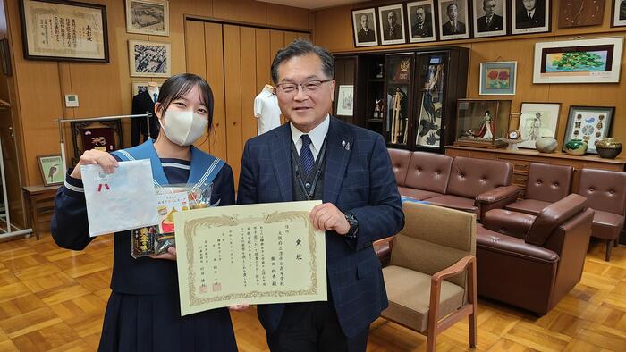 11月11日(月)「お弁当甲子園」で清水谷高校の2年生の生徒が入賞し校長室で表彰しました。