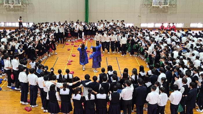 5月24日（金）体育祭の結団式。続いて青団が円陣になって発声です。