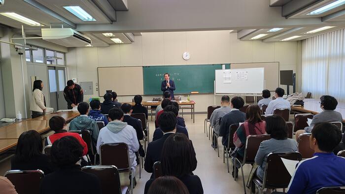 12月4日(月)放課後に教職員人権研修を開催して、長谷川 満さんに「生徒の自尊感情を育む関わり方」についてご講演いただきました。