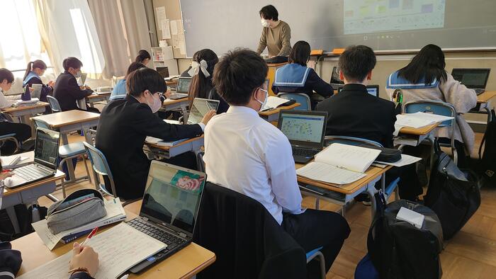 10月31日(火)4限は2年生の国語古典で電子黒板と1人1台端末機を連携し活用する授業を見学しました。