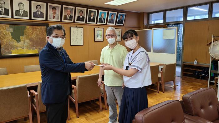 7月14日（木）全国大会に出場する、かるた部の生徒を激励しました。