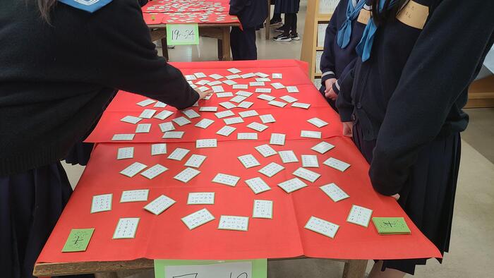1月24日（水）かるた大会が図書室で行われていました。