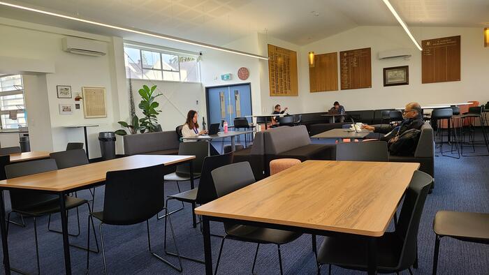7月30日（火）Mount Albert Grammar School の職員準備室兼休憩室はとてもゆったりとして設備も充実しています。