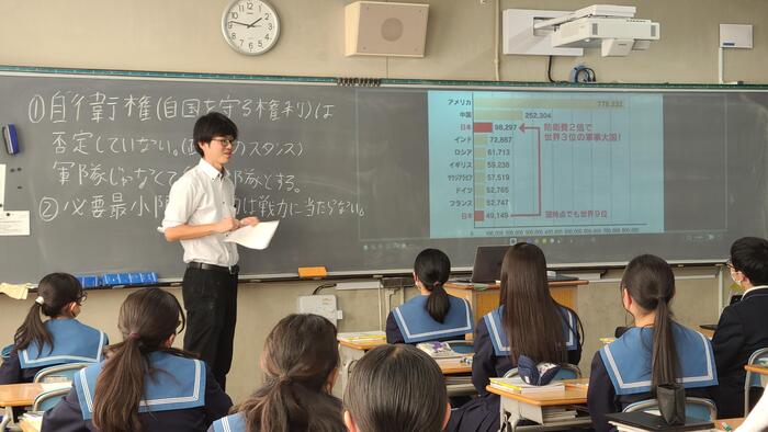 11月1日(水)5限には2年生の「公共」の授業を見学しました。