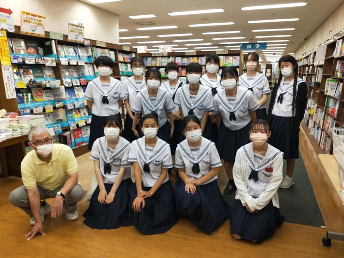 図書委員さんによる『選書実習』を行いました。(場所:ジュンク堂書店大阪本店)