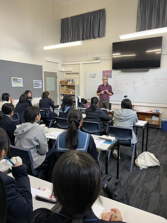 7月30日（火）Mount Albert Grammar School 2日め、生徒は2限のESLで日本とニュージーランドの音楽について授業を受けています。