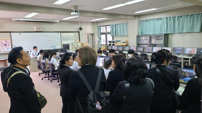 5月29日（水）バンコク都庁の清水谷高校訪問団の後半は、7つのグループに分かれて校内見学をしました。