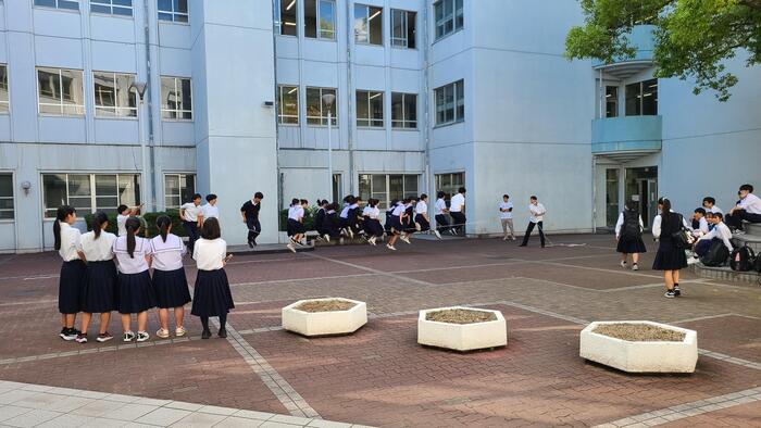 6月5日（水）朝、登校すると1年生が大縄跳びの練習をしていました。