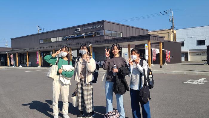 10月25日（水）HR合宿2日め 次に士別地区でファームステイしていたG組の生徒1組をバスでピックアップしました。