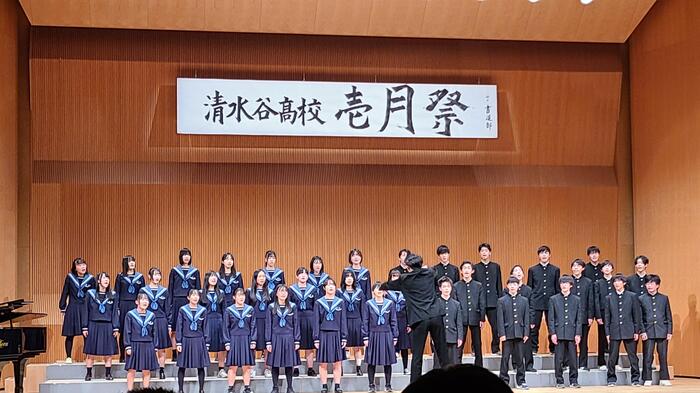 12月20日(水)壱月祭の第Ⅱ部は、2年生がステージで課題曲と自由曲を合唱しました。