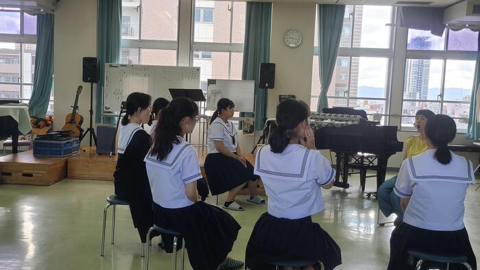 8月1日（火）合唱部は朝早くから外部の指導者を招いてレッスンを受けていました。