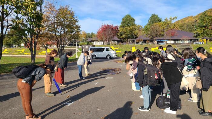 10月24日（火）HR合宿 同行しているF組は、まず6つの班がキトウシ森林公園で、東川地区でファームステイする班ごとに、今日お世話になる家庭に迎えに来ていただきました。