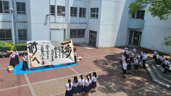6月23日（木）書道部が昼休みに中庭で書道パフォーマンスを披露しました。～文化部発表会～
