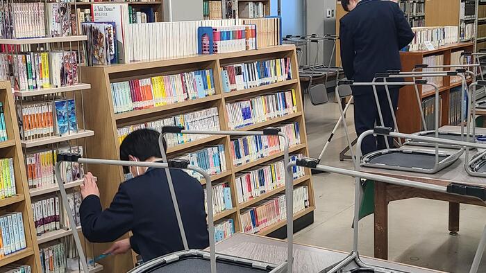 12月24日（火）1階では図書室や自習室など、分担した場所を手分けして掃いたり拭いたりしていました。