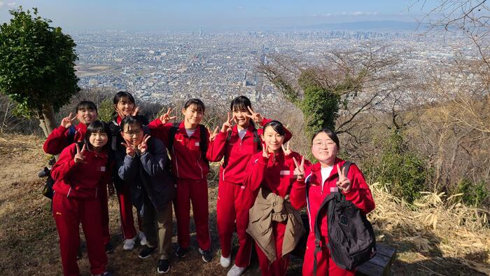 2月9日（金）鳴川峠までの途中の展望場所で多くの生徒が写真を撮っていました。