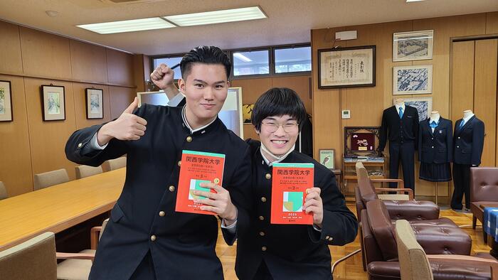 1月31日(金)3年生の生徒2人が赤本に激励のメッセージを書いてほしいと校長室に訪ねて来ました。